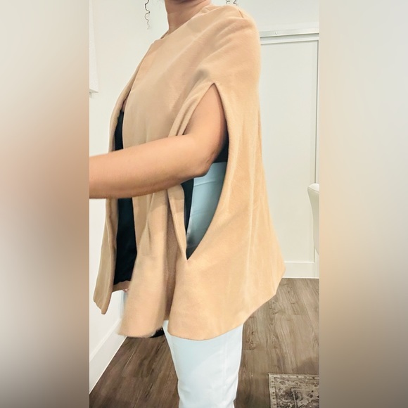 Tan cape - Picture 4 of 4